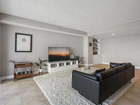 5th image of 818 N Doheny Dr APT 501