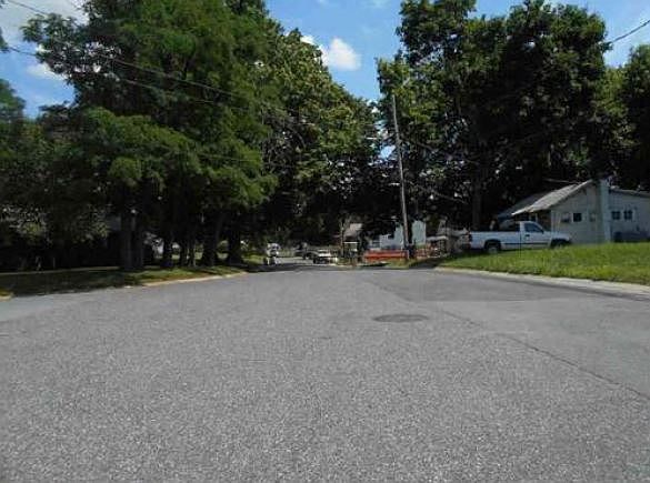 2nd image of 947 E Hazeldell Ave