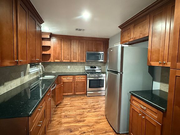 5th image of 10513 Hinds St