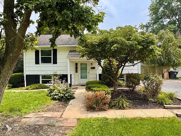 208 Chestnut Rd — Photo 1