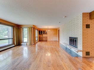 573 S Greenleaf Dr, Eagan, MN 55123