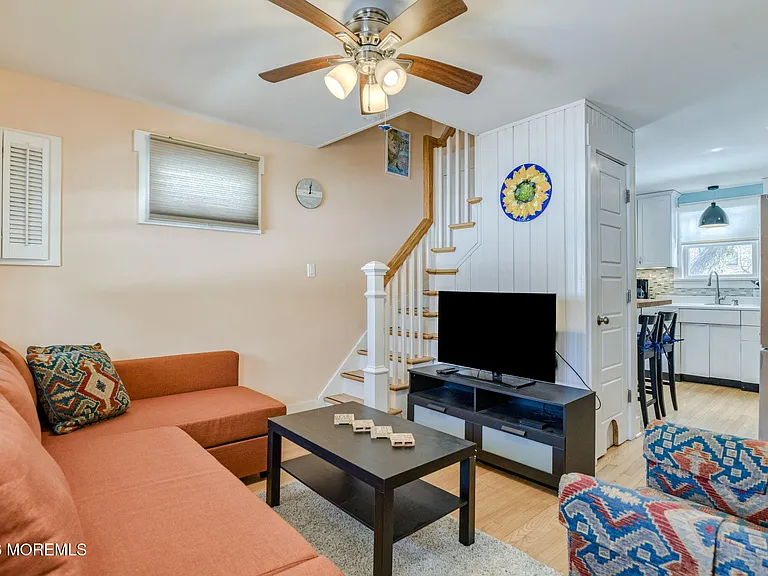 127 Lawrence Ave — Photo 2