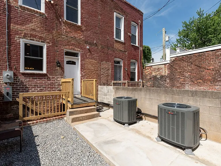1224 W Cary St — Photo 31