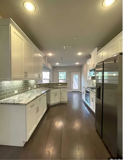 Building Photo - 6313 Burbank Way