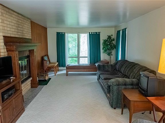3rd image of 8 Kenwood Dr