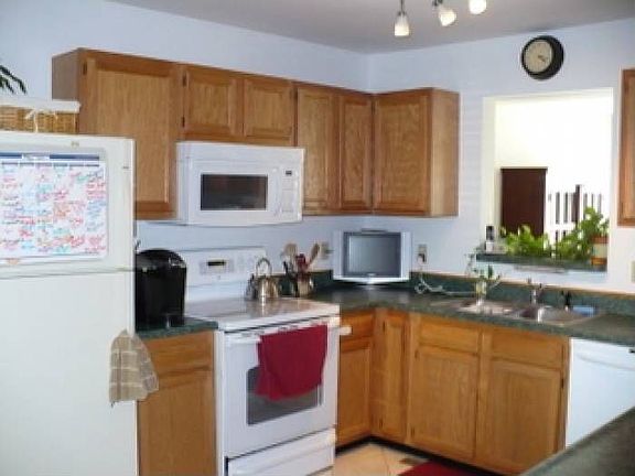 Kitchen, tiled flooring