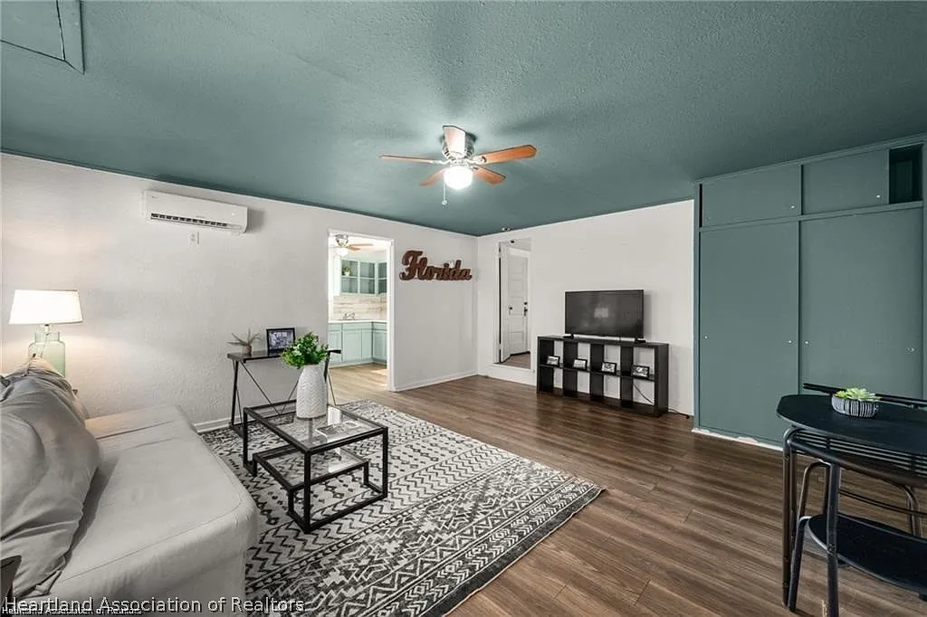 1 bed, 1.0 bath, 900 sqft, $975 — Photo 3