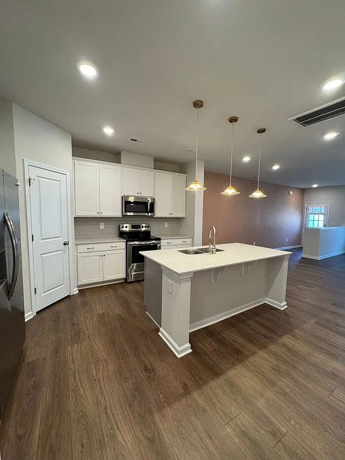 3 bed, 2.5 bath, 1900 sqft, $2,000 — Photo 3