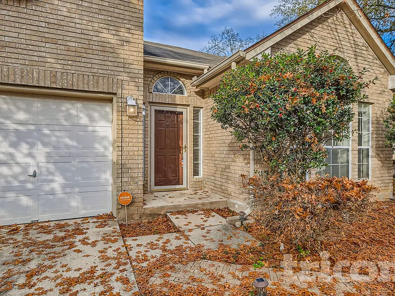 1215 Farnsworth Dr — Photo 3