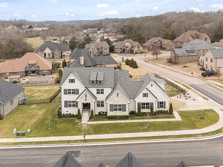 805 Regimental Dr — Photo 2