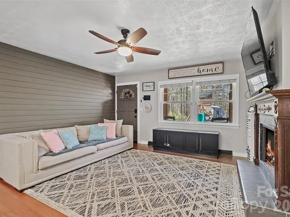 294 Timberlane Dr, Etowah, NC 28729