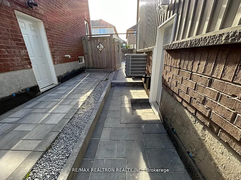 16 Yang St W #BSMNT — Photo 2