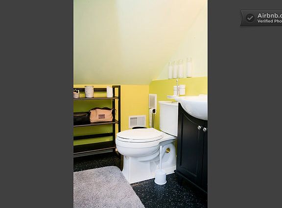 Upper floor full bath