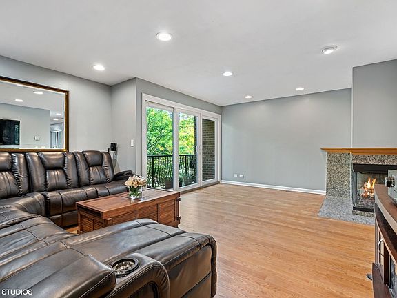 2nd image of 1330 N La Salle St #306