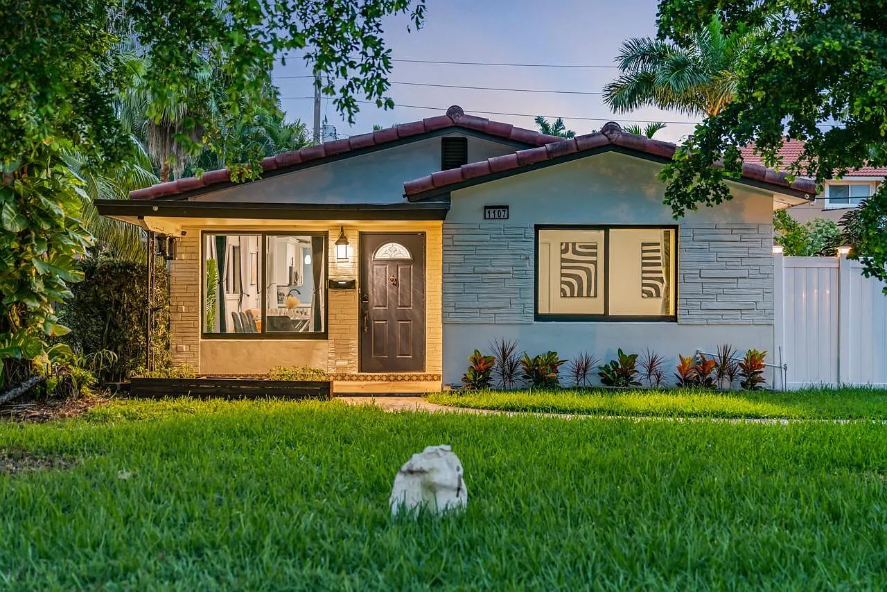 1107 Lincoln St — Photo 3