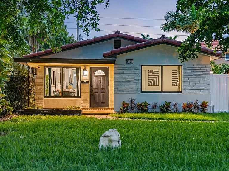 1107 Lincoln St — Photo 3