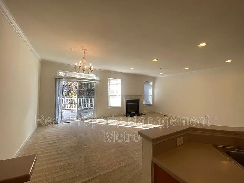 4 bed, 4.0 bath, 3042 sqft, $3,350 — Photo 4