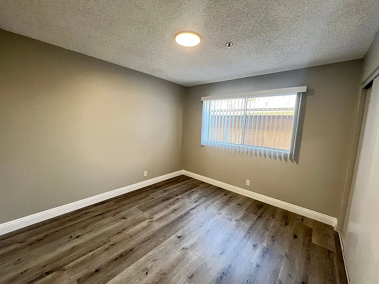 8307 S Figueroa St — Photo 18