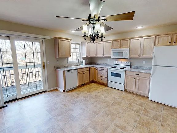 Kitchen with access to the balcony