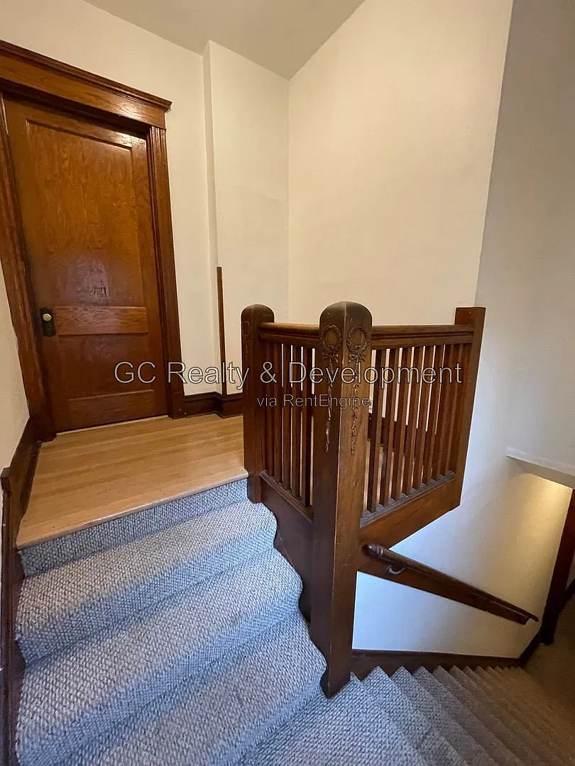 3 bed, 1.0 bath, 1400 sqft, $1,950 — Photo 2