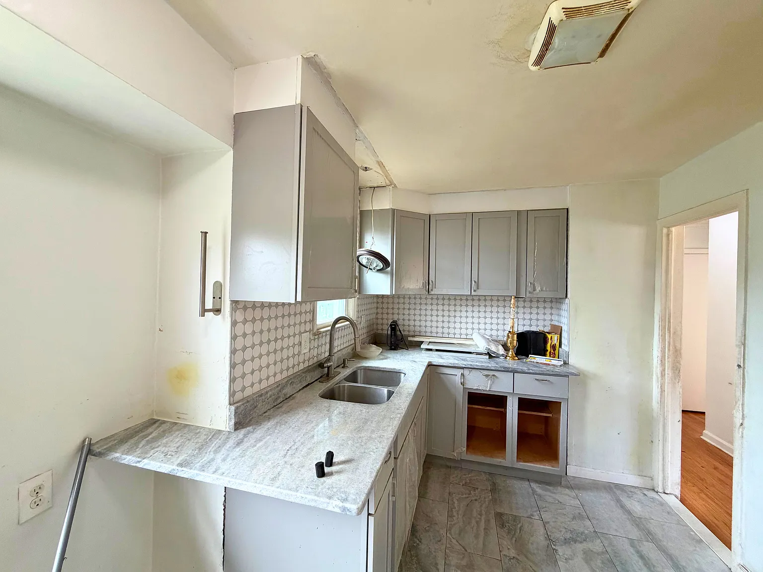 3 bed, 1000 sqft, $1,550 — Photo 3