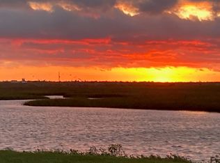1313 Lagoon Dr, Crystal Beach, TX 77650