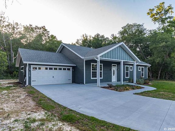 2nd image of 226 SW Roundhouse Ct