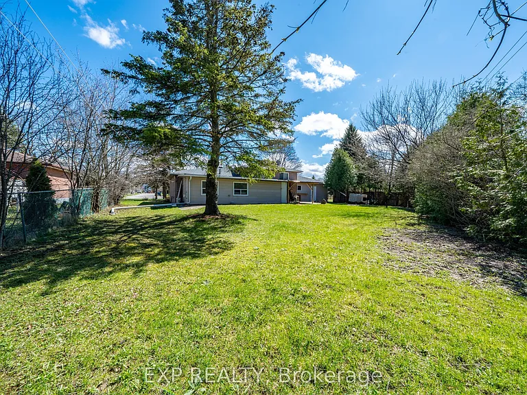 28 Lakeland Cres — Photo 5