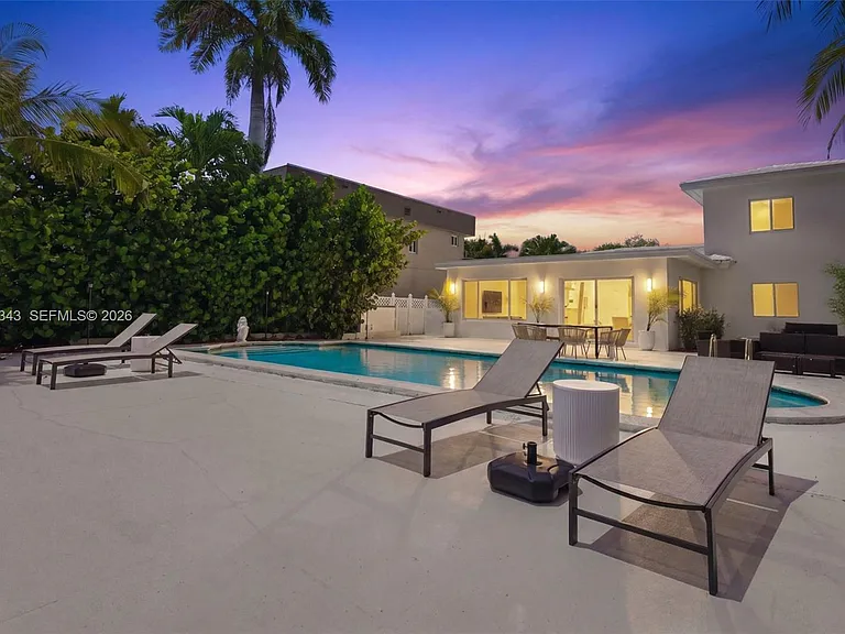 1510 S Treasure Dr — Photo 3