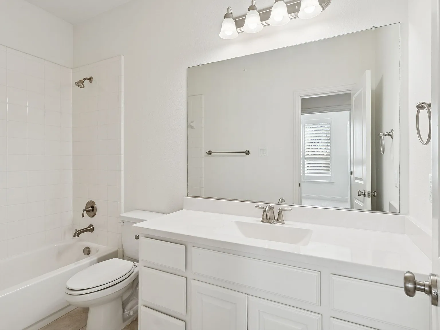 5 bed, 3816 sqft, $4,400 — Photo 3