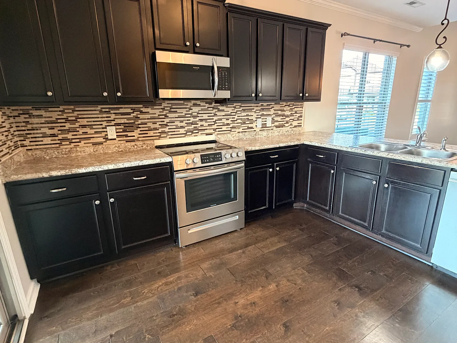 3 bed, 1435 sqft, $2,400 — Photo 2