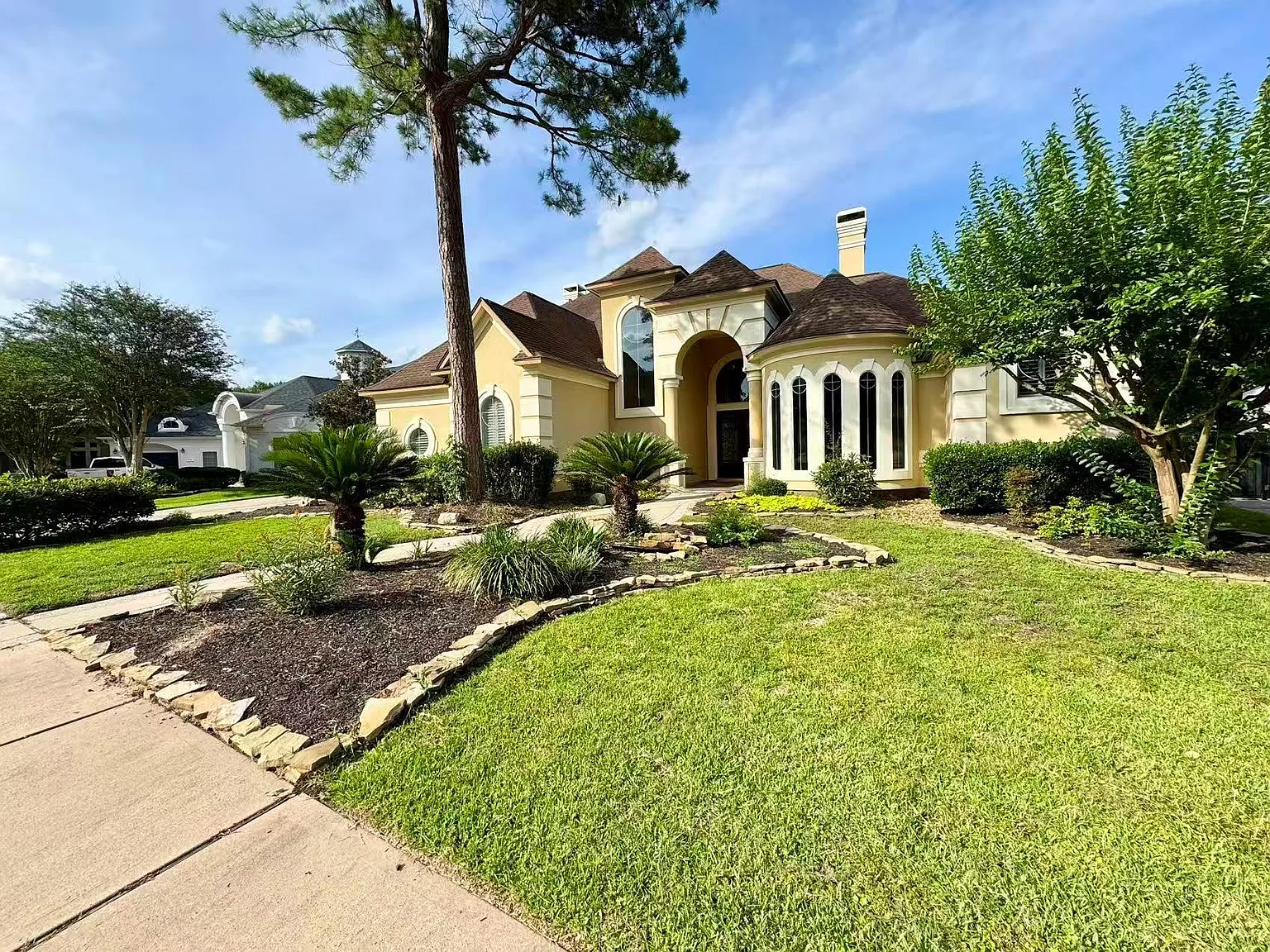 4 bed, 4.5 bath, 4327 sqft, $3,300 — Photo 1