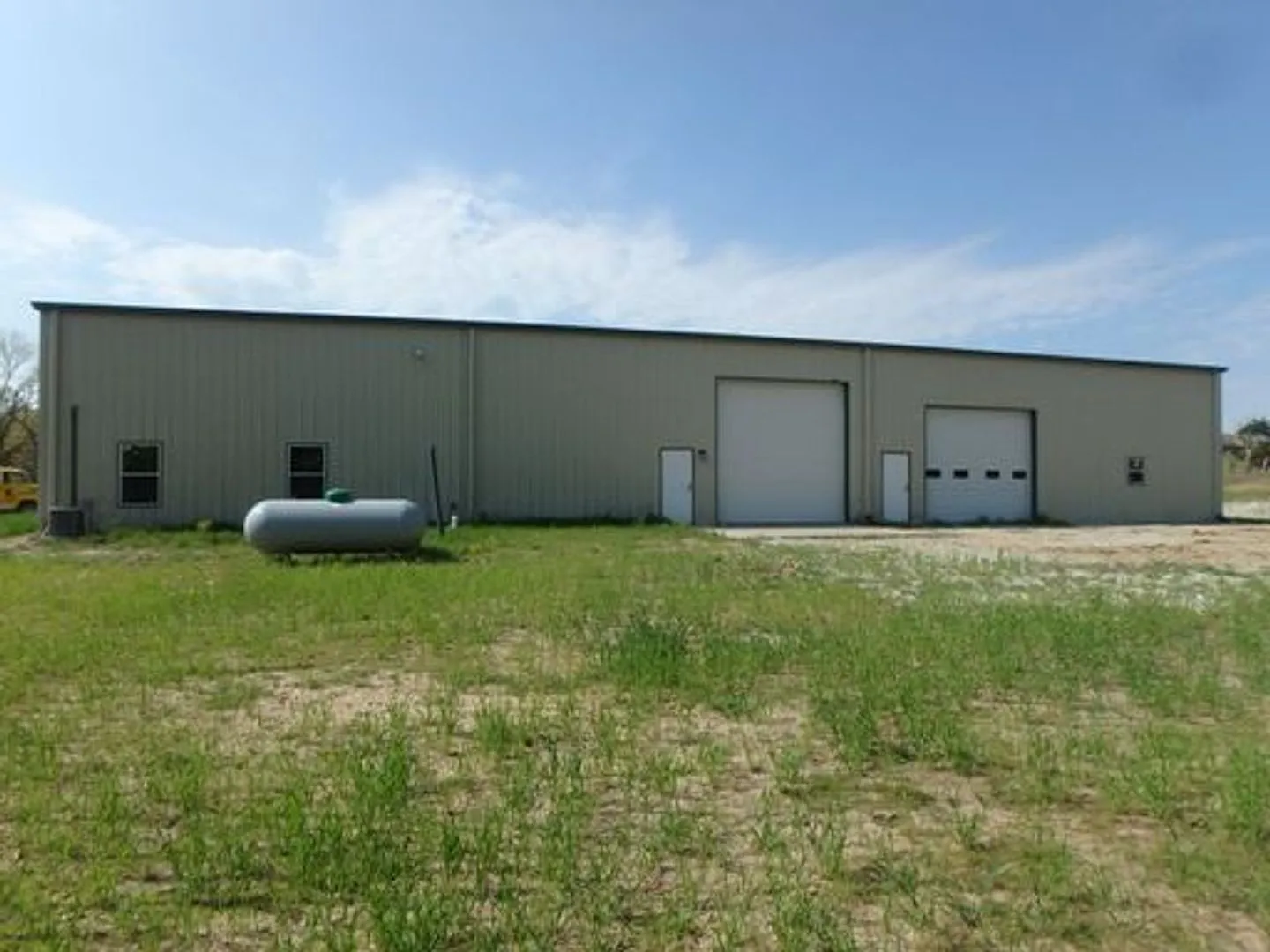 WOW - Awesome 3 Bed House With Huge Attached Shop! — Photo 3