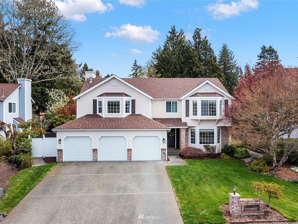 3 Car garage with large lot and 5 bedrooms