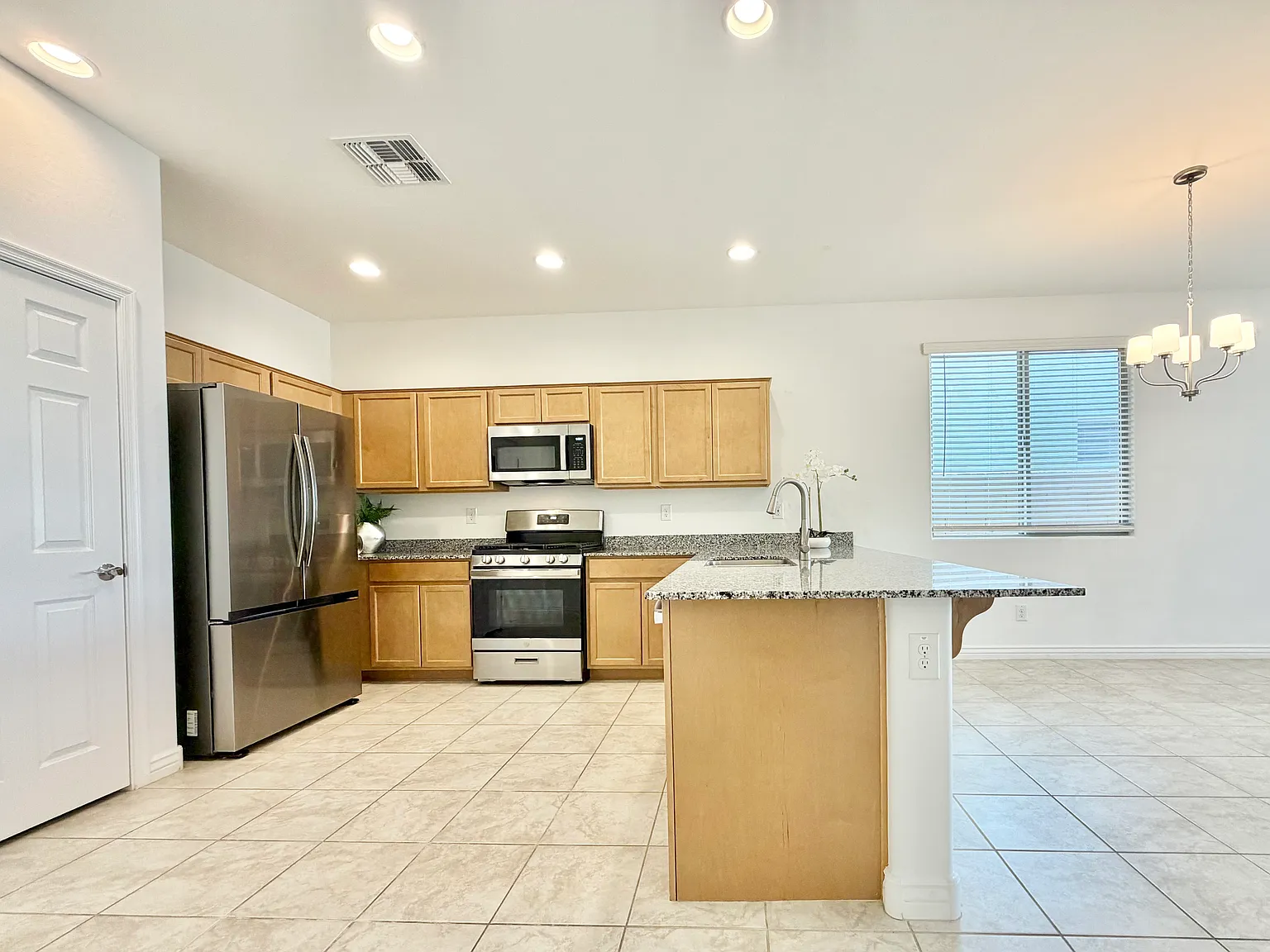 3 bed, 1775 sqft, $2,199 — Photo 2