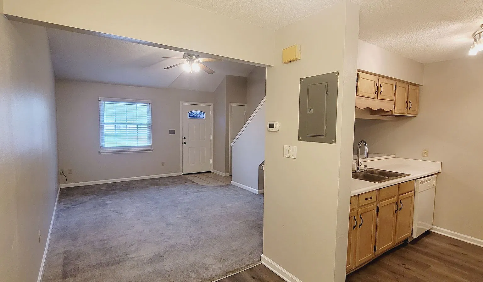 CUTE 3/2 w/ Vaulted Ceilings, Washer/Dryer, & Private Yard! Great NW Location! Available NOW for ... — Photo 4