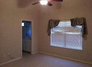 4th image of 905 Honey Locust Ln