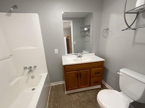 5th image of 1324 W Walnut St