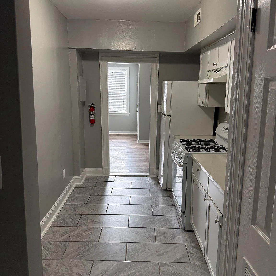 3 bed, 1.0 bath, 900 sqft, $4,000 — Photo 2