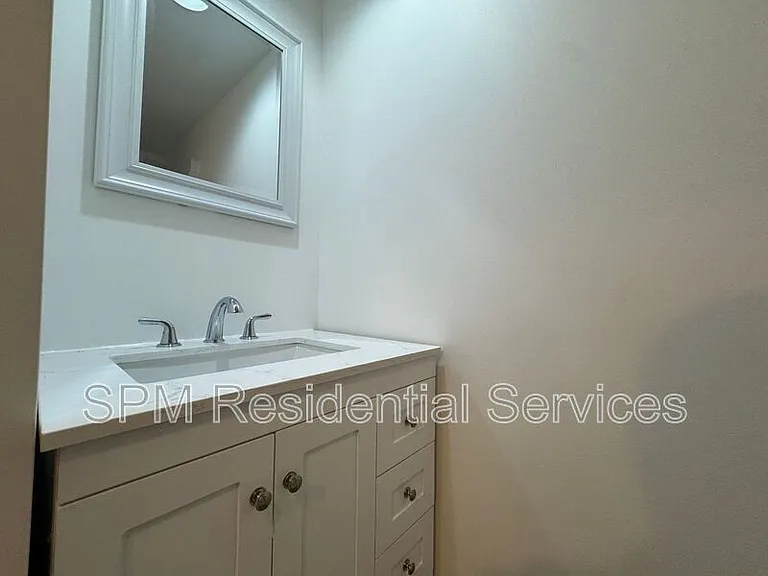 100 SE 43rd St #1 — Photo 9