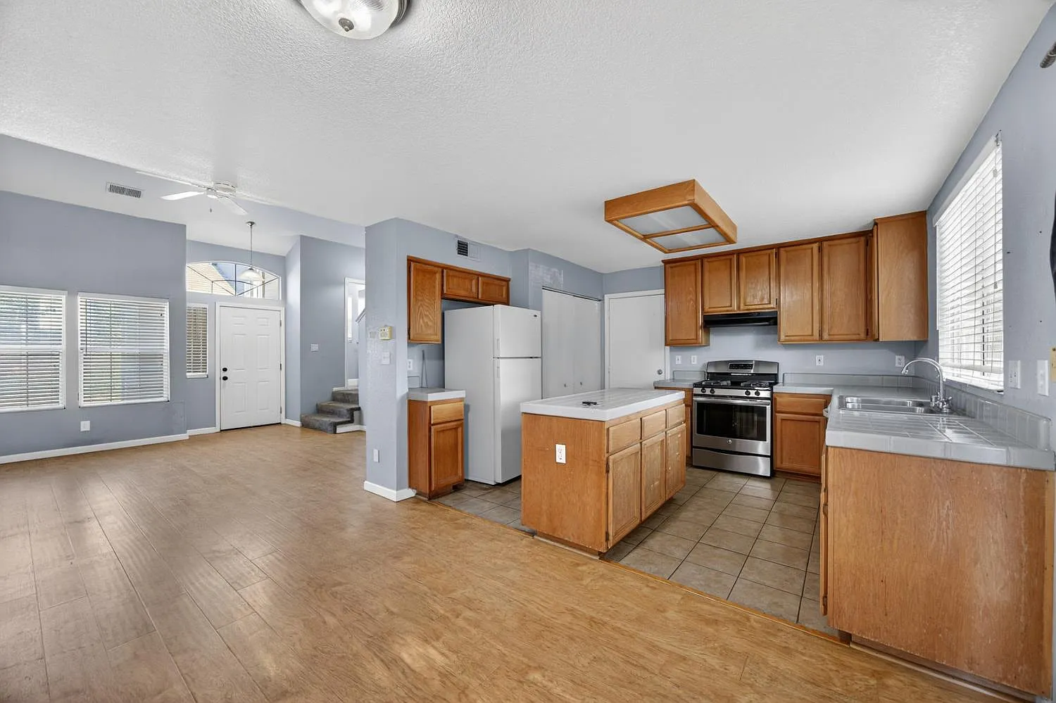 3 bed, 2.5 bath, 1351 sqft, $2,400 — Photo 2