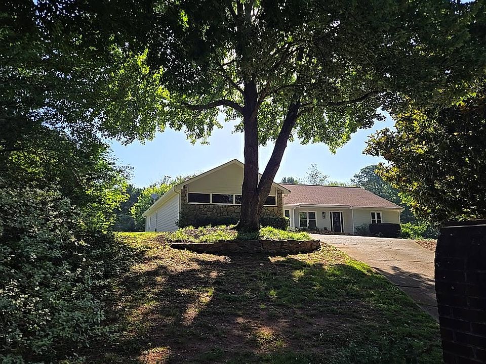 2nd image of 560 Saddle Creek Cir