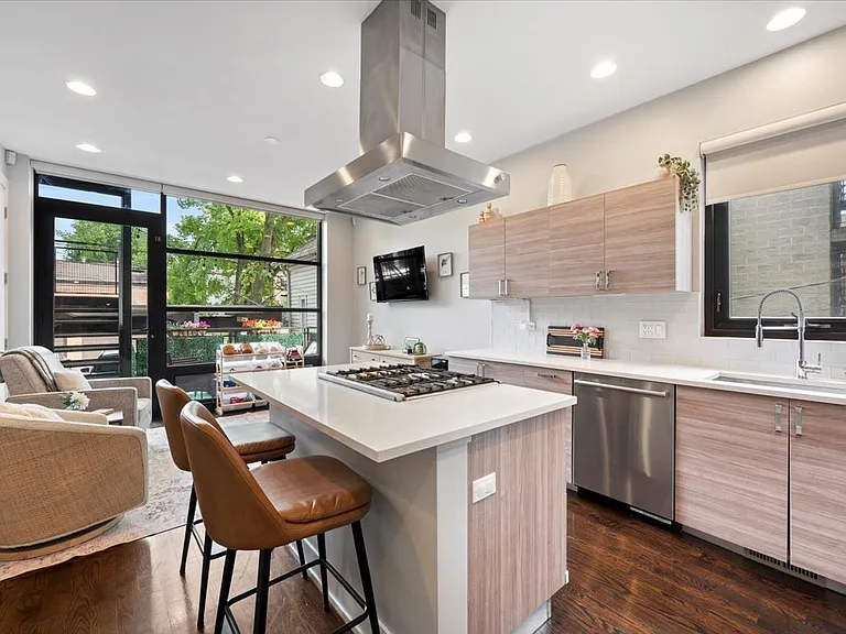 1349 N Leavitt St #1B — Photo 9