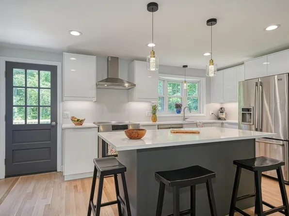 9 Lowry Rd, Framingham, MA 01701