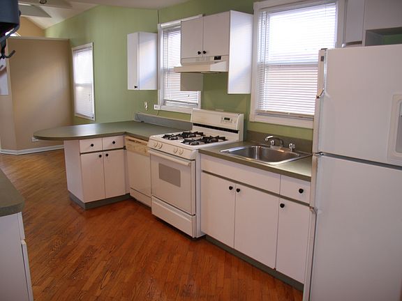 2nd image of 835 N Marshfield Ave