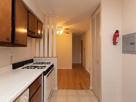 5th image of 660 W Wrightwood Ave APT 506
