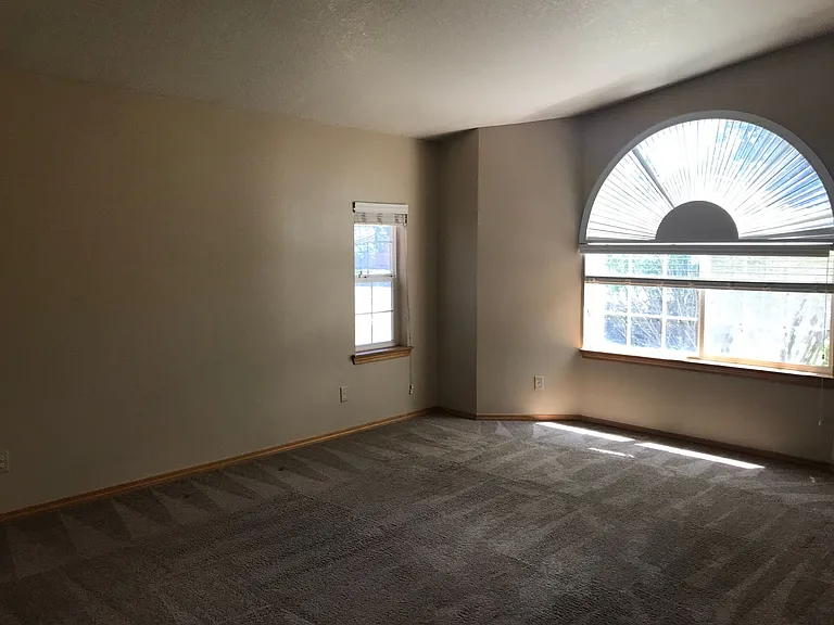 1728 NE Mark Ct — Photo 4