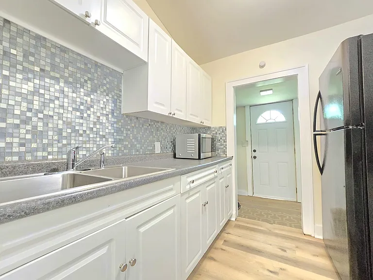 1416 Campeau St — Photo 5