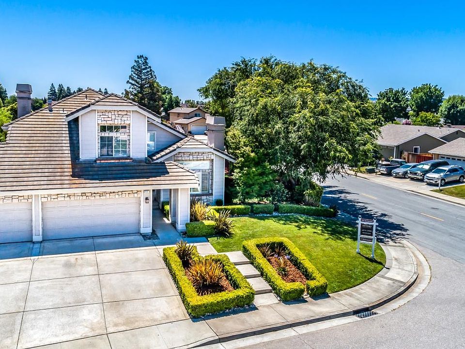 1st image of 450 Calle Caballeria