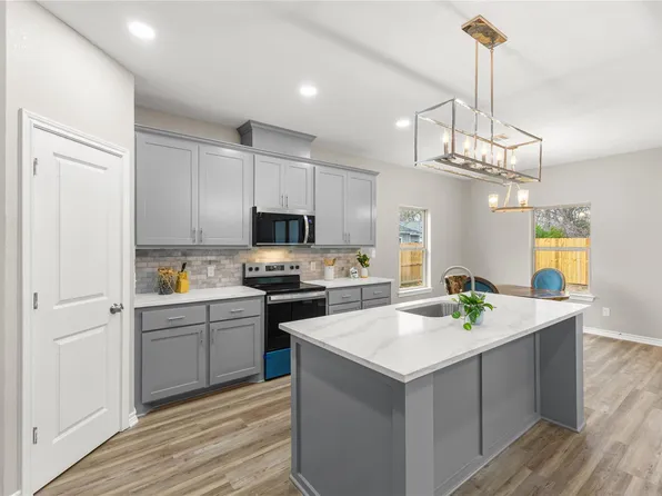 504 W 10th St, Hearne, TX 77859